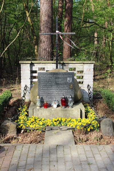 Krzyż i tablica w „Lasku Pondra” przy ul. Wojska Polskiego