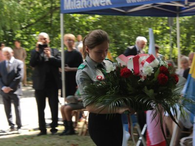 Złożenie kwiatów przez przedstawiciela Stowarzyszenia Przyjaciół Armii Krajowej w Milanówku w Lasku Pondra