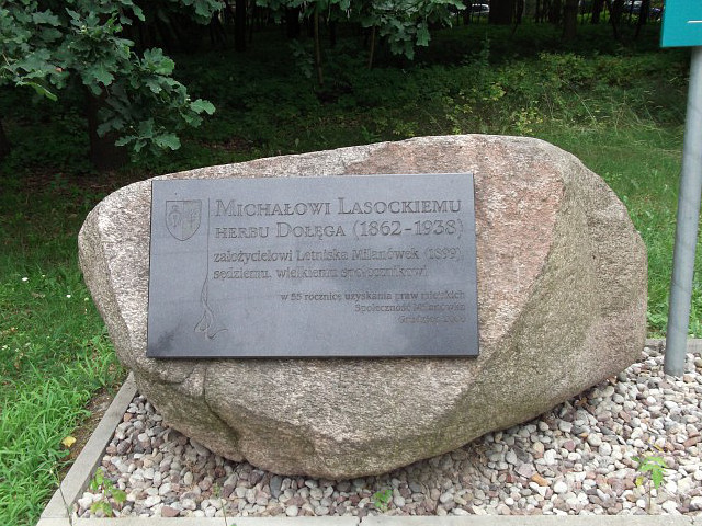 Kamień upamiętniający Michała Lasockiego, założyciela letniska Milanówek