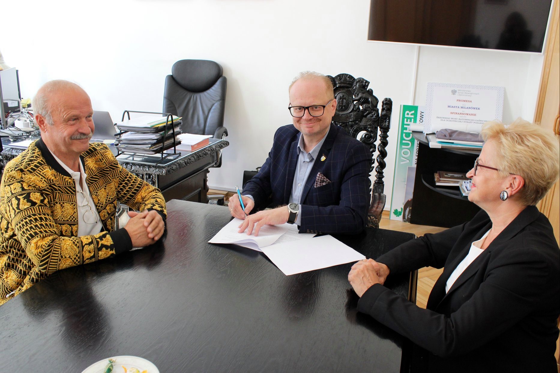 Burmistrz Piotr Remiszewski podpisuje umowę z Rodzinnego Ogrodu Działkowego „MILANÓWEK” przy ul. Partyzantów 