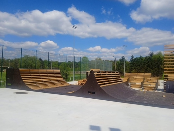 Trwa budowa skateparku w Milanówku
