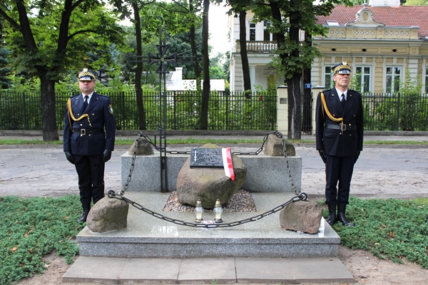  Krzyż i tablica pryz ul. Krakowskiej upamiętniająca tragiczną śmierć oficerów AK