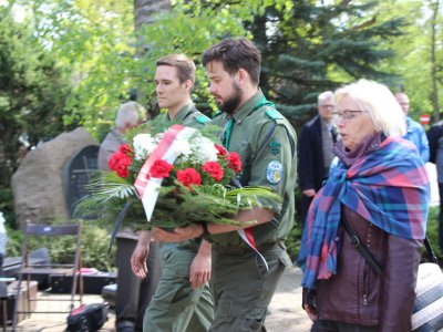 Złożenie kwiatów przez przedstawicieli Stowarzyszenia Przyjaciół Armii Krajowej w Milanówku