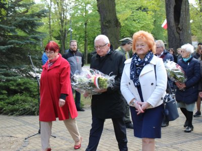 Złożenie kwiatów przez przedstawicieli Polskiego Związku Emerytów, Rencistów i Inwalidów o. w Milanówku