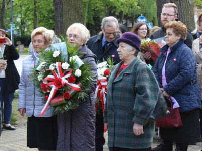 Złożenie kwiatów przez przedstawicieli Związku Zawodowego Nauczycieli – Emerytów i Rencistów MILAN w Milanówku