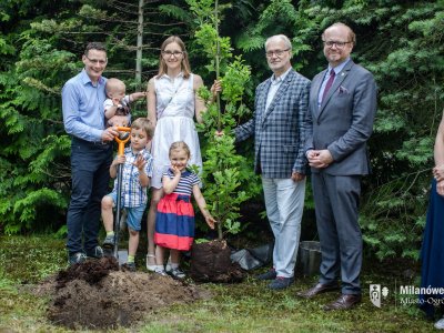 Rodzina pierwszego Wójta wraz z Burmistrzem podczas sadzenia dębu 