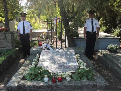 Warta honorowa Straży Miejskiej na cmentarzu parafialnym