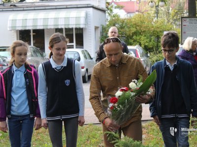 Złożenie kwiatów pod pomnikiem rtm. Witolda Pileckiego przez przedstawicieli Szkoły Podstawowej nr 2