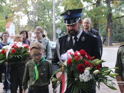 Złożenie kwiatów pod pomnikiem Adama Bienia przez przedstawicieli Ochotniczej Straży Pożarnej w Milanówku