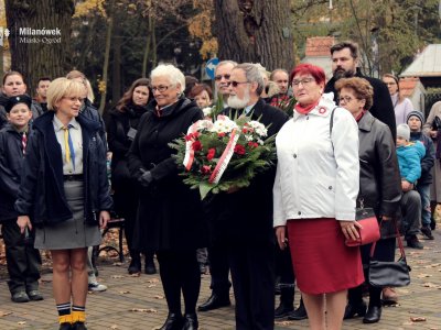 Złożenie kwiatów przez przedstawicieli Polskiego Związku Emerytów, Inwalidów i Rencistów o. w Milanówku